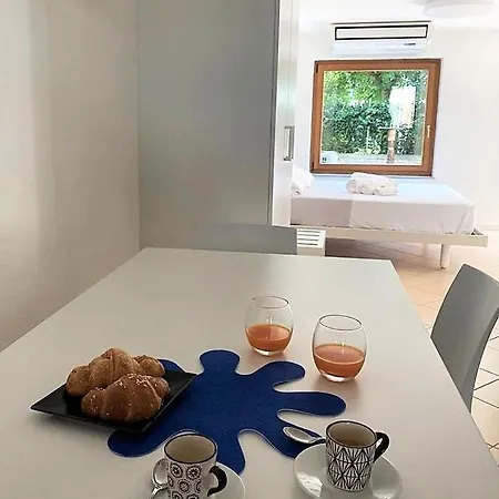 Giuly Moderno Monolocale In Centro Con Giardino Privato דירה אודינה